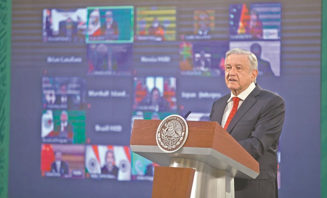 EL presidente Andrés Manuel López Obrador puso en pantalla la inauguración de la cumbre climática durante la mañaera. Escuchó a Biden y Harris, luego siguió su conferencia y al final sólo dedicó tres minuto a su participación. Foto: German Espinosa