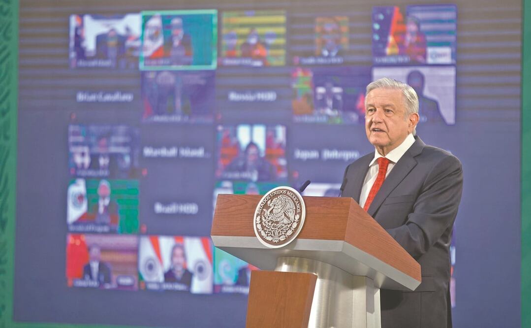 EL presidente Andrés Manuel López Obrador puso en pantalla la inauguración de la cumbre climática durante la mañaera. Escuchó a Biden y Harris, luego siguió su conferencia y al final sólo dedicó tres minuto a su participación. Foto: German Espinosa