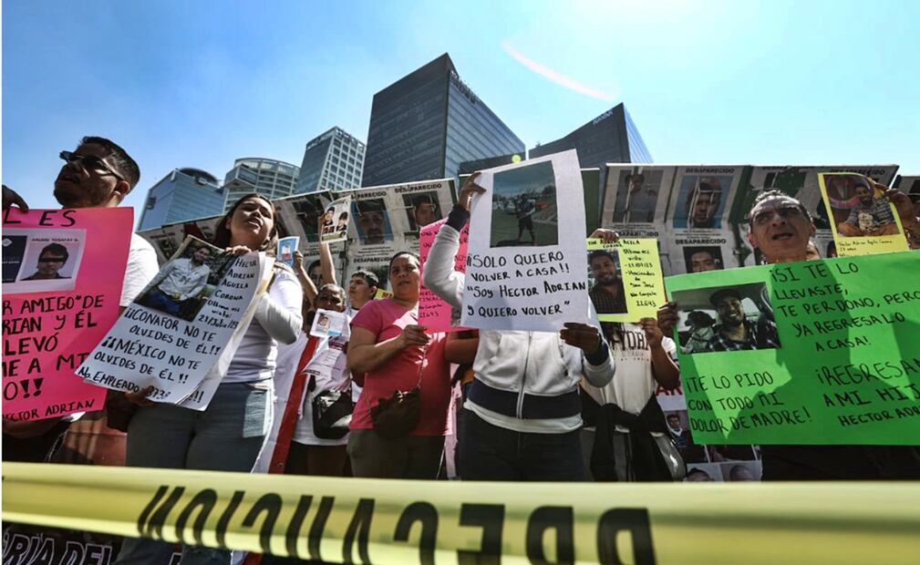 Colectivos de búsqueda de desaparecidos, provenientes de Jalisco, se manifestaron y pegaron fichas de búsqueda en la Glorieta de los Desaparecidos. Fotos: Gabriel Pano / EL UNIVERSAL