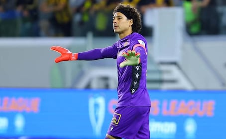 El mito de "los seis dedos" que impidió que Guillermo Ochoa juegue en el París Saint-Germain