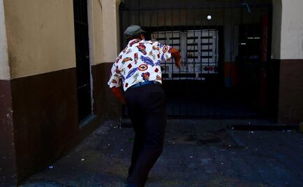 Adultos mayores protestan contra gasolinazo... a huevazos