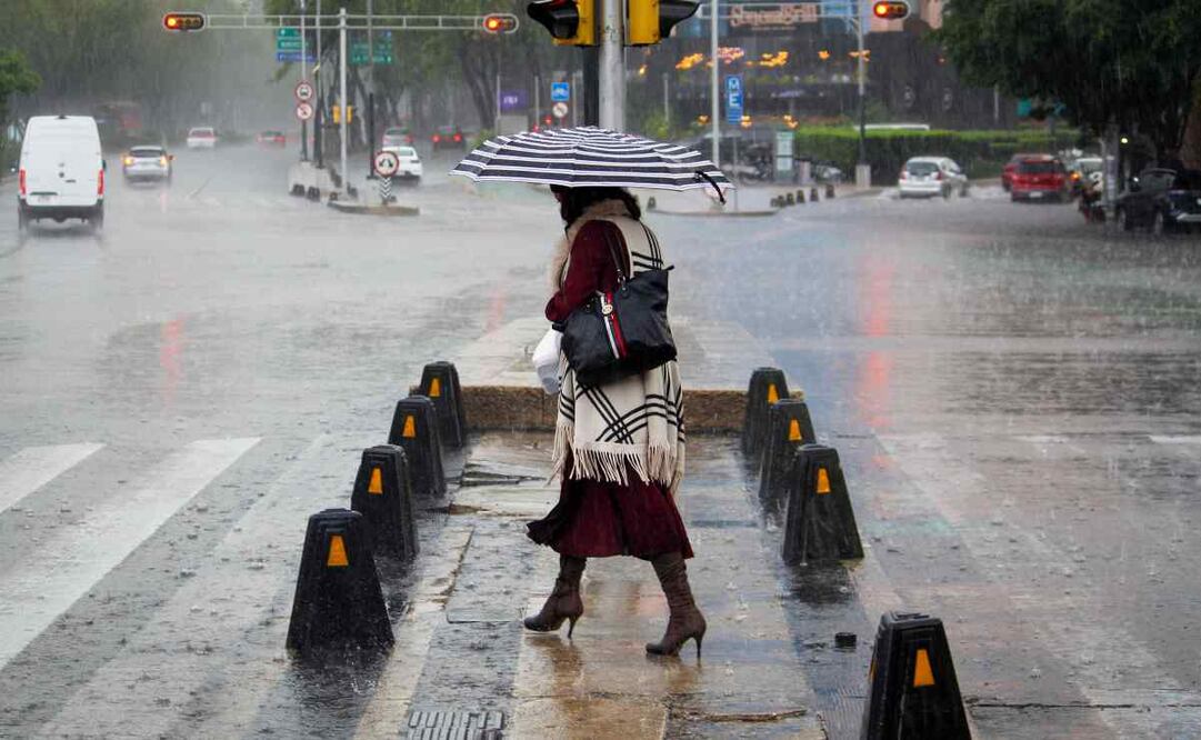 Fuerte lluvia sorprende a capitalinos que transitan por Paseo de la Reforma. Foto: Luis Camacho/EL UNIVERSAL