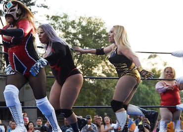 Female wrestlers fight violence against women