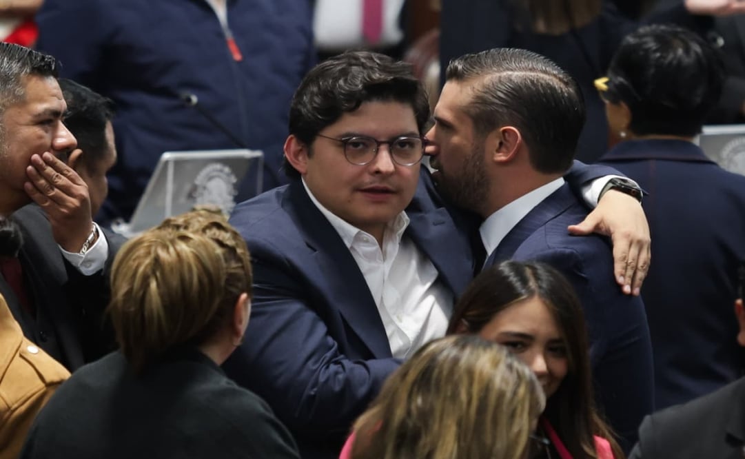 Entre abrazos y gritos de “presidente, presidente”, Paulo García deja el Congreso; dirigirá Morena en CDMX. Foto: Carlos Mejía