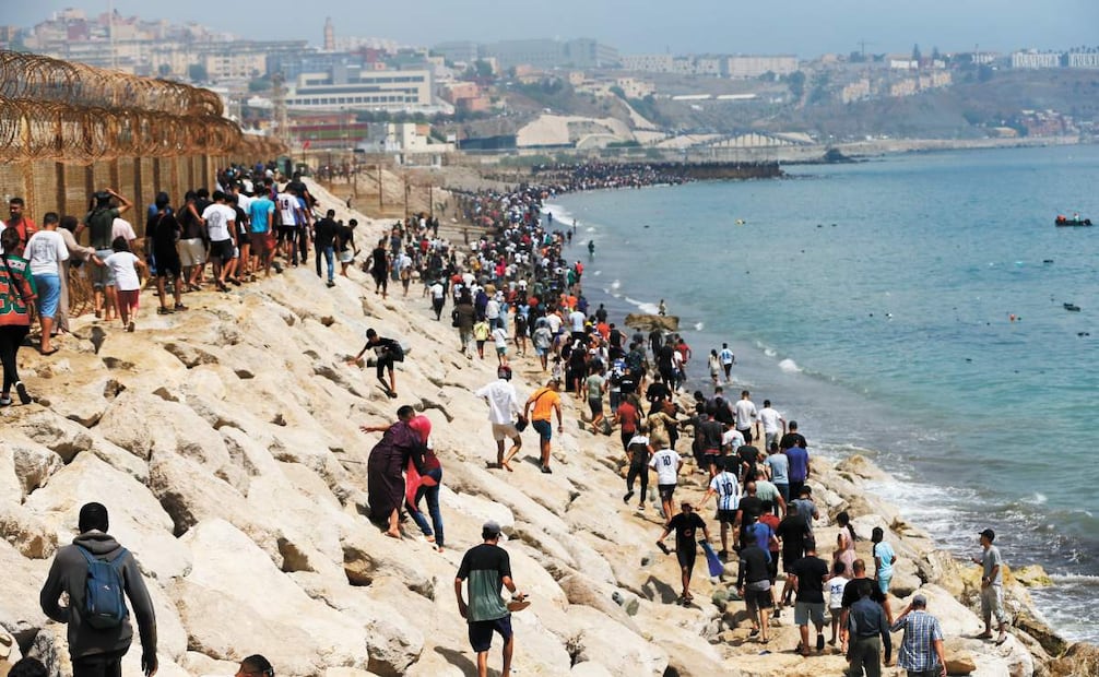 Miles de jóvenes marroquíes llegaron este jueves a la frontera entre Castillejos (Marruecos) y Ceuta para tratar de cruzar la valla que separa las dos ciudades. Foto: EFE/Mohamed Siali