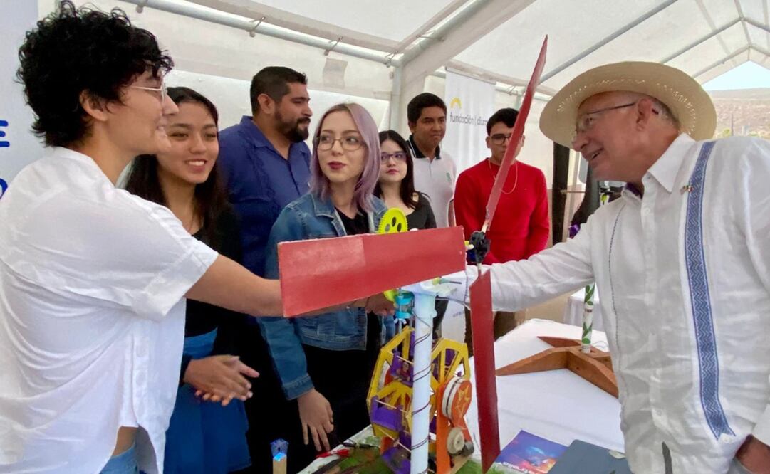 El embajador Salazar conoció al equipo de jóvenes ganadores y ganadoras del reto  KidWind Challenge México. Foto: Especial
