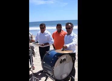 Británicos no le sacan a la música de banda; así la disfrutó el embajador Jon Benjamin en playas de Mazatlán