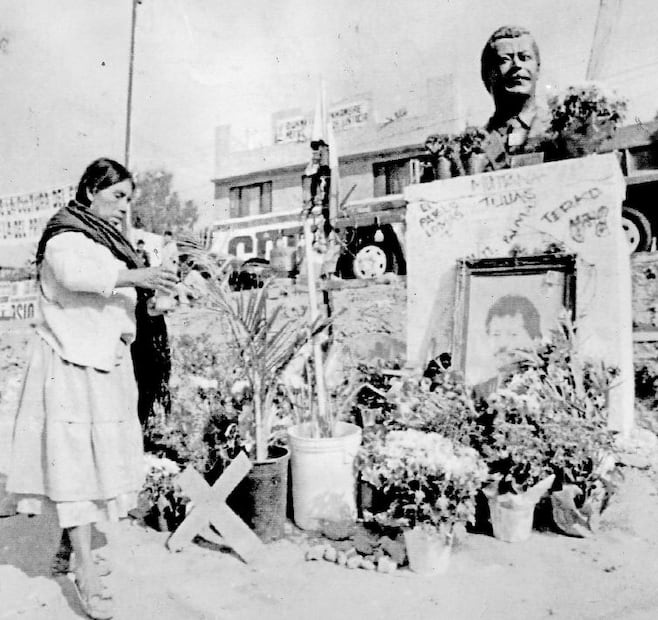 Una mujer enciende una veladora frente a la imagen de Luis Donaldo Colosio, asesinado en Lomas Taurinas en 1994; el caso permanece inscrito en la memoria pública. Crédito: Fototeca de El Universal