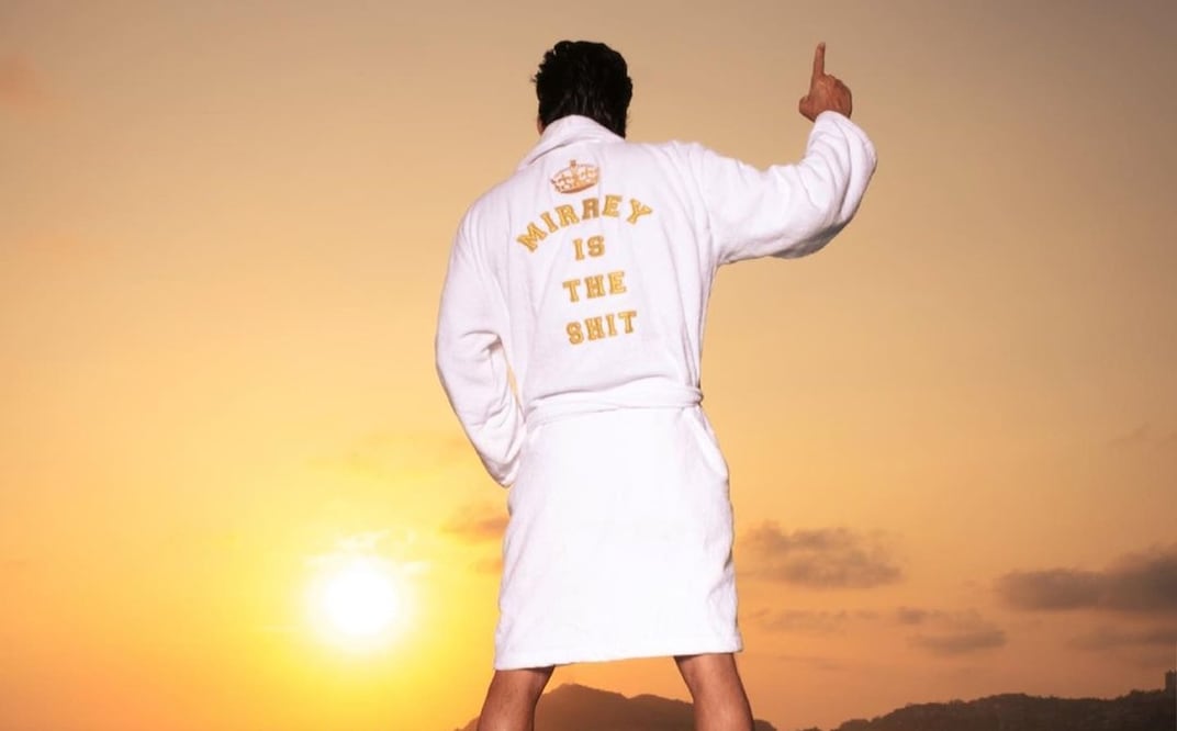 La línea de ropa de Roberto Palazuelos incluye una bata con la frase "Mirrey is the shit" / Foto: Instagram @robertopalazuelosbadeaux