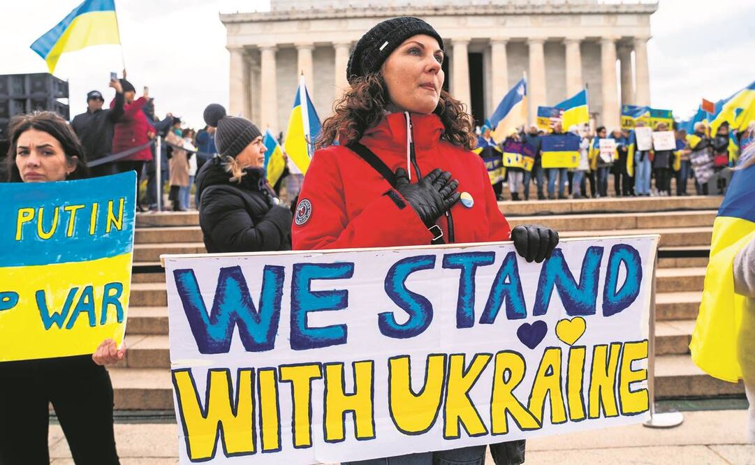 Manifestantes expresaron apoyo a Ucrania en el Lincoln Memorial de Washington, en un acto por el primer mes de la guerra, y exigieron el retiro ruso de tropas. Foto: EFE