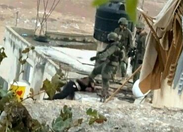 Imágenes de soldado israelí empujando un cuerpo desde un tejado en Cisjordania son "inquietantes", según EU