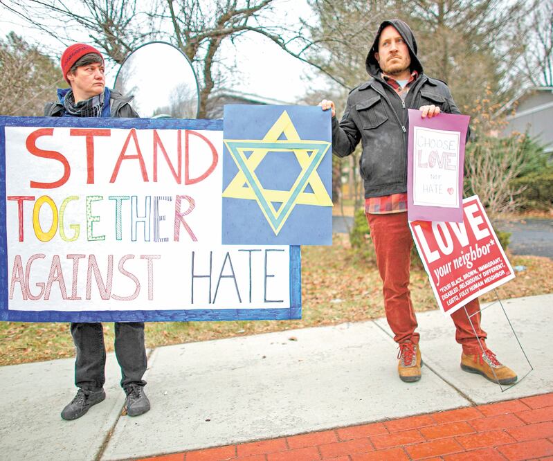 Cese a las agresiones. Activistas protestan por los crímenes de odio cerca de la casa atacada del rabino en Monsey, NY. Foto/KENA BETANCUR. AFP