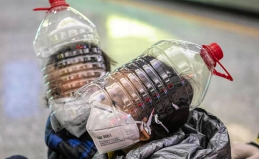 Se disfrazan en China de jirafas y dinosaurios para “protegerse” del coronavirus