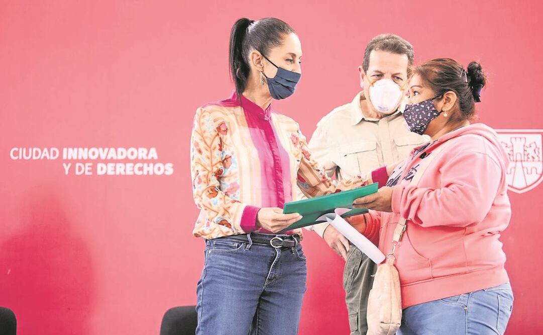 Claudia Sheinbaum encabezó la entrega de créditos de la Secretaría de Desarrollo Económico. Foto: Tomada de Twitter.