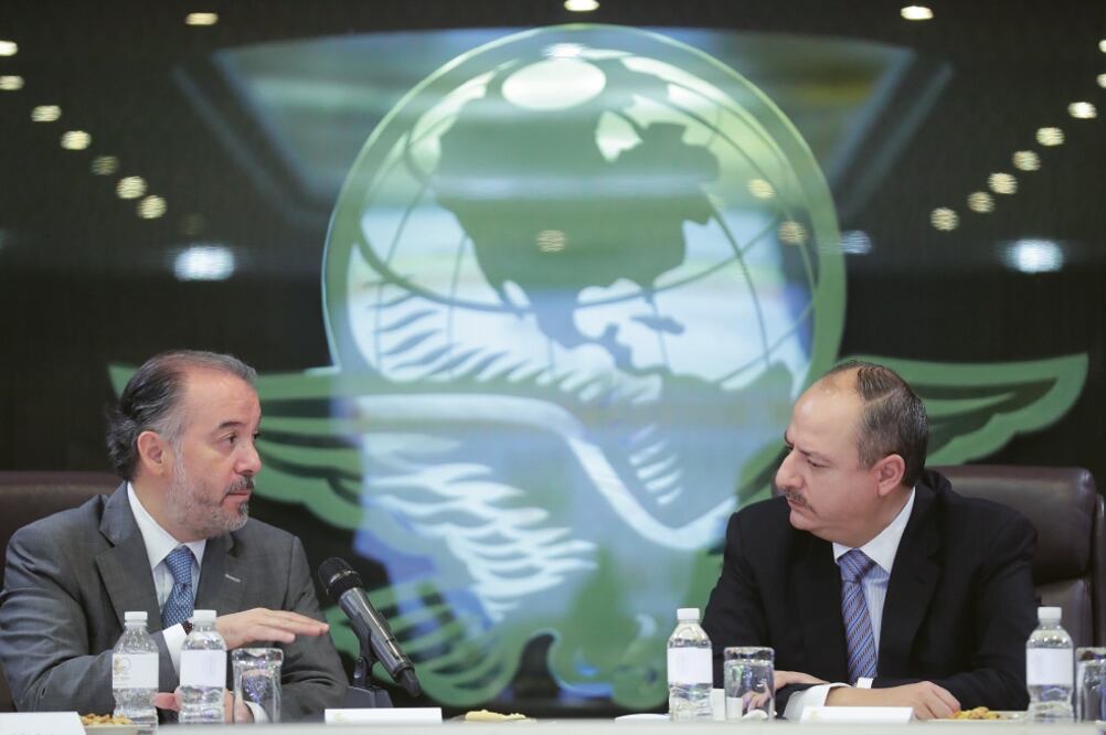 El procurador General de la República, Raúl Cervantes Andrade, y el Director General de EL UNIVERSAL, Juan Francisco Ealy Lanz Duret, durante un foro realizado en las instalaciones de El Gran Diario de México (Iván Stephens)