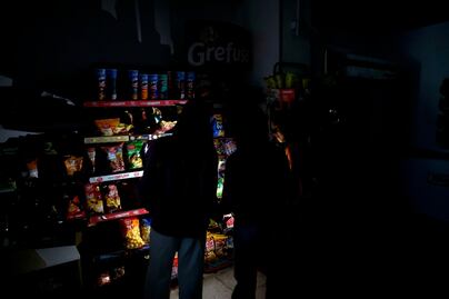 "No puedo llamar a mi familia, o llegar a casa"; caos y pánico por apagón en Europa