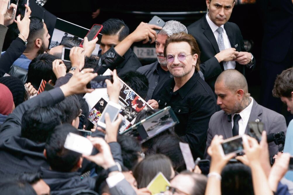 Bono se tomó fotos y agradeció durante 11 minutos a sus seguidores afuera del hotel donde se hospeda. (FOTOS: CARLOS MEJÍA. EL UNIVERSAL)