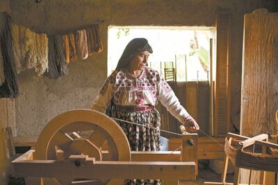 Renace tradición del gabán mixe en Oaxaca