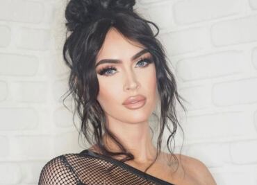 El look dark de Megan Fox con corset y pantalones cut out