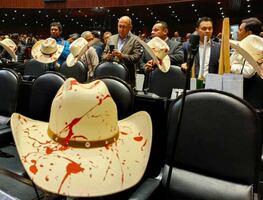 Con sombreros “ensangrentados” y veladoras, diputados del PAN y PRI recuerdan a Carlos Manzo; guardan minuto de silencio