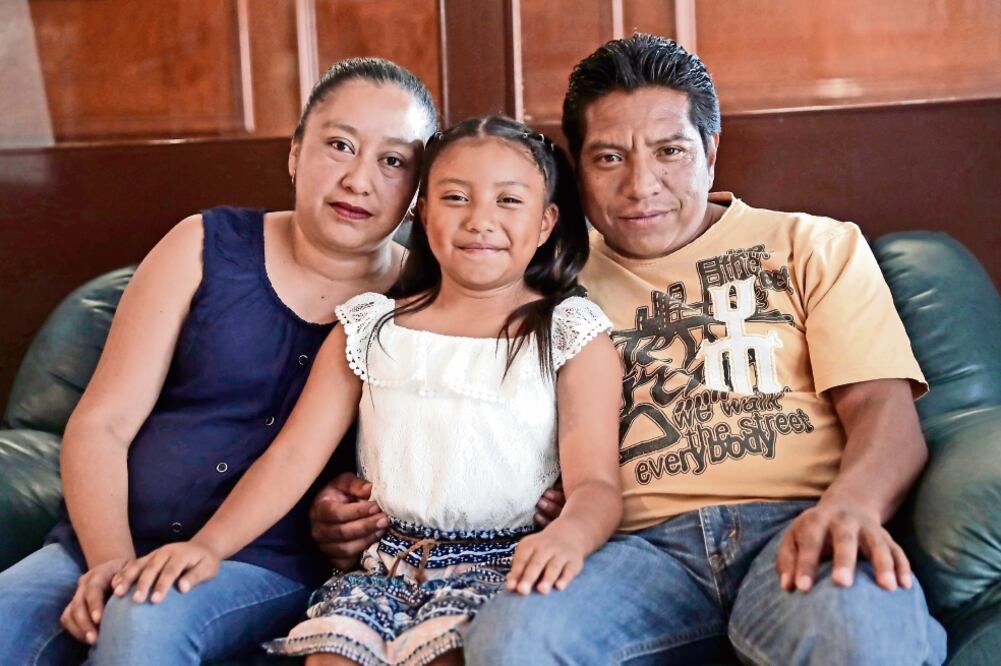 Xóchitl Guadalupe Cruz López, quien estudia el tercer grado de primaria, se le ocurrió diseñar y construir su propio calentador solar de agua, elaborado con materiales reciclados y baratos, el cual se puede construir en casa. (FOTOS: IVÁN STEPHENS)