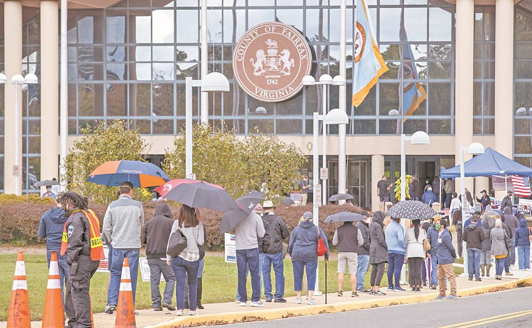 Ciudadanos, en una fila para votar de forma anticipada en los comicios presidenciales de Estados Unidos, en Fairfax, Virginia. Foto: SHAWN THEW. EFE