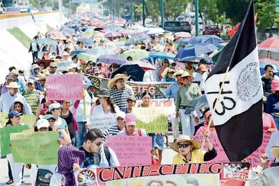 Maestros entregan 3 amparos por despidos