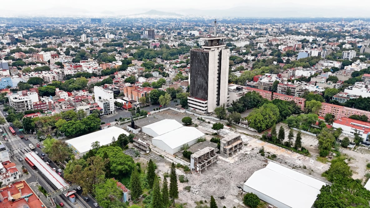 El Centro SCOP, ubicado en Eje Central y Xola, está lleno de escombros, hierba crecida y basura. Desde 2024 pararon las obras en el sitio. Foto: Diego Prado / EL UNIVERSAL