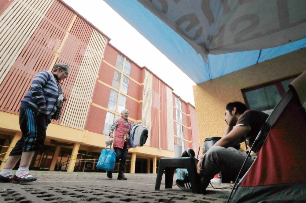 Édgar no entiende la razón por la que en Los Girasoles, en Villa Coapa, no llega el apoyo de las autoridades, tras el 19-S puesto que sólo han recibido “miles de opiniones”, pero nada en concreto 