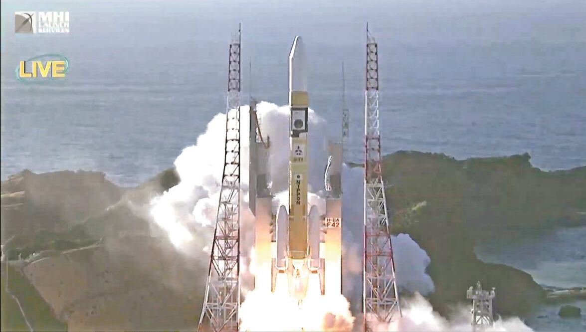 El cohete H-IIA con el orbitador de Marte de los Emiratos Árabes Unidos, despegó hoy del Centro Espacial Tanegashima en Minamitane, sur de Japón. Foto: AP