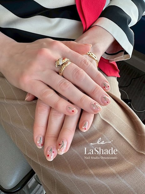 Uñas estilo Andrea Sachs. Foto: Instagram @lashade_nailstudio