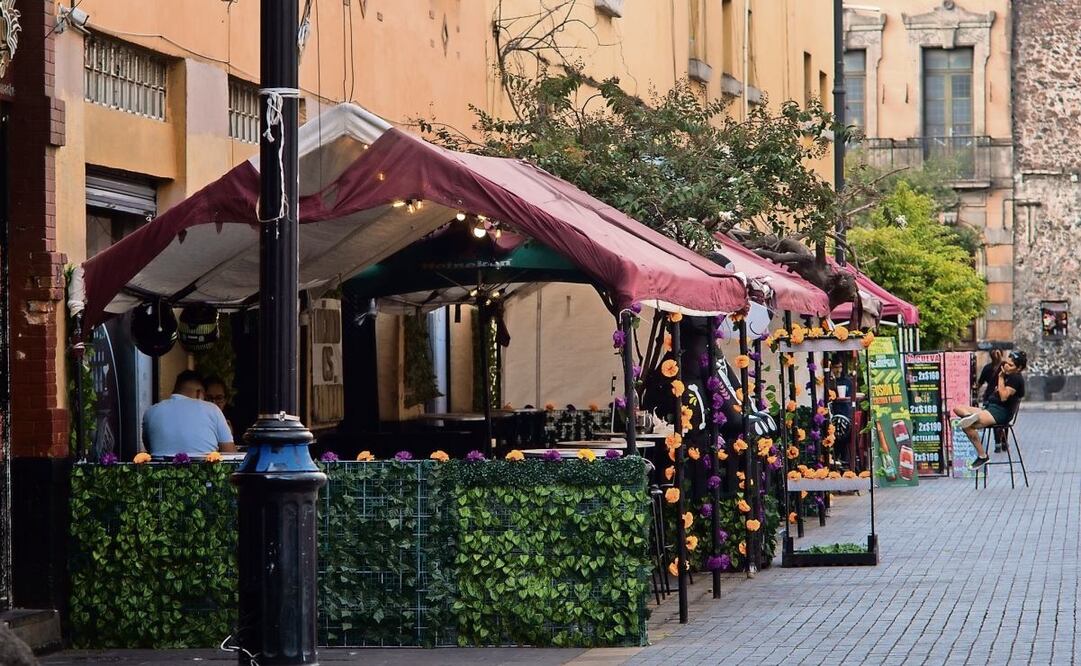 Los comercios que venden alimentos y bebidas en el Perímetro A y B del Centro deben dejar dos metros de espacio para el paso de los peatones. Foto: Osmar Alvarado / EL UNIVERSAL