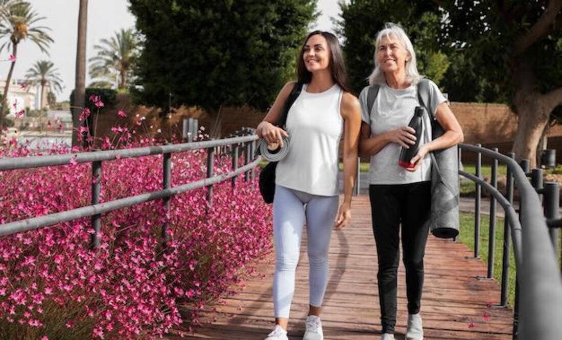 Caminar es una práctica sencilla con efectos profundos en nuestra salud y felicidad. Fuente: Freepik.