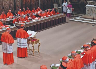 Los gestos de los religiosos antes de la votación