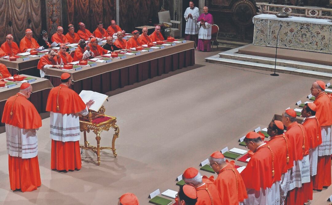 Los cardenales antes del inicio del cónclave, en la Capilla Sixtina del Vaticano. Foto: de AFP