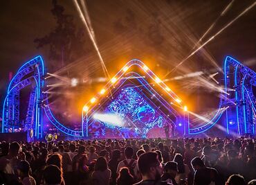 Brincan y bailan miles en el cierre del EDC