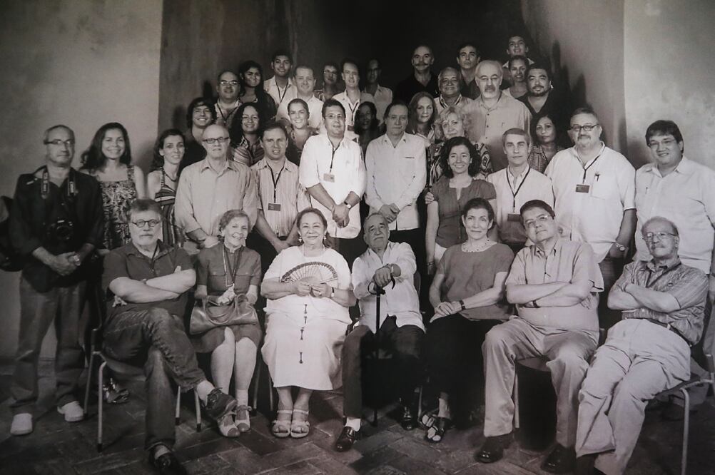 “Gabo”, Mercedes (su esposa), y el grupo de maestros, colaboradores y amigos de la Fundación en el Seminario de Conmemoración de los 15 años de la FNPI. Cartagena, marzo de 2010 (ARCHIVO FNPI, MANUEL PEDRAZA. TOMADO DEL LIBRO LA FUNDACIÓN DE GABO)