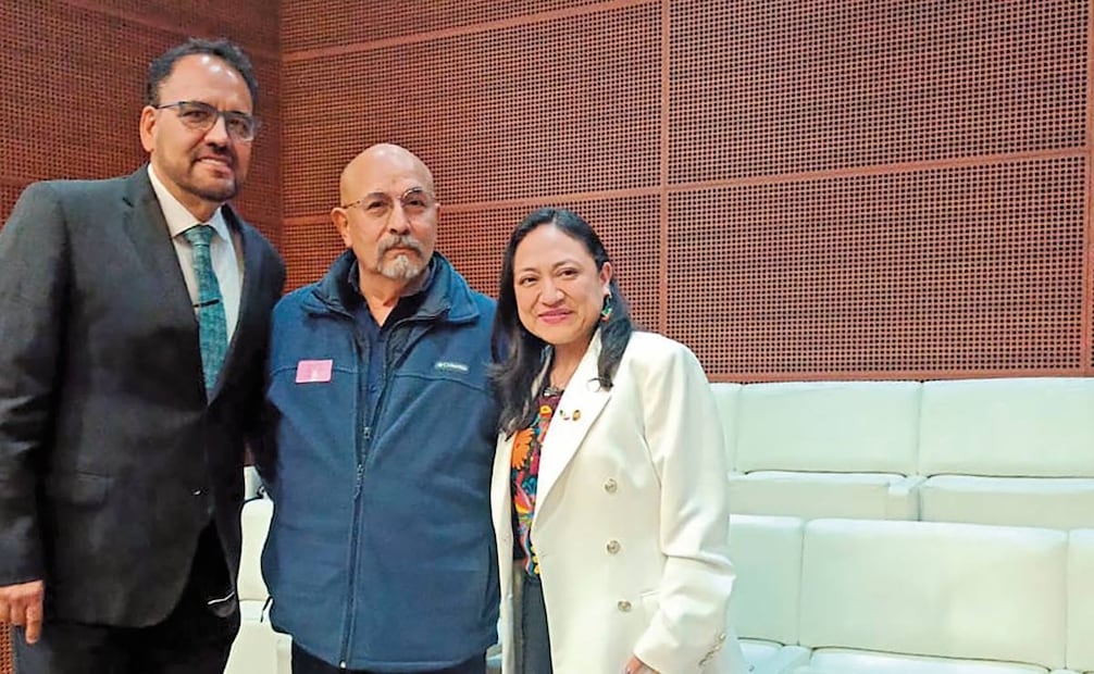Fierro junto a los senadores Juan Carlos
Loera y Karina Ruiz. Foto: Marlem Suárez / EL UNIVERSAL