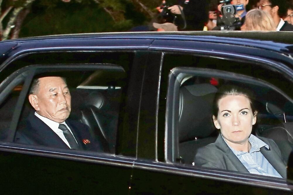 El vicepresidente del Comité Central del Partido de los Trabajadores de Corea del Norte, Kim Young Chol (izq.), ayer a su llegada a Nueva York. (KENA BETANCUR. AFP)