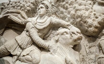 Roma expone el relieve de "Mitra matando al toro"