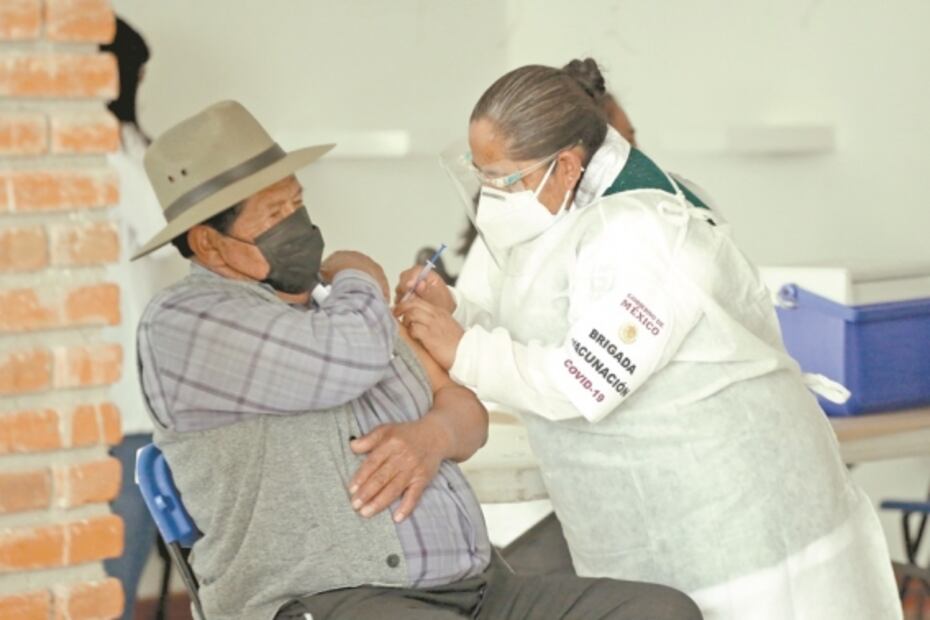 Impera desorden durante vacunación en Puebla