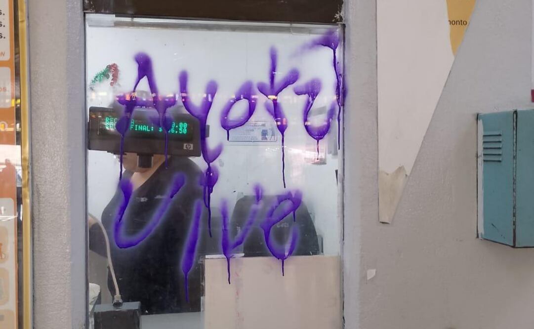 Manifestantes lanzan bomba molotov y  realizan pintas en instalaciones del metro. Foto: Especiales