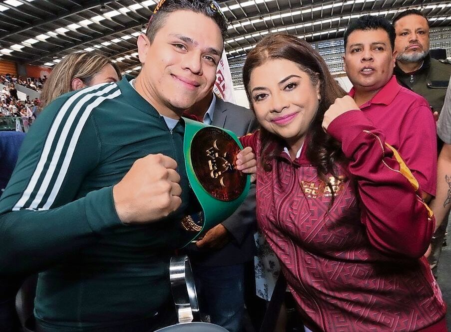 En la Sala de Armas de la Ciudad Deportiva, Clara Brugada convivió con deportistas y se comprometió a impulsar disciplinas como el box y skate. Foto Especial