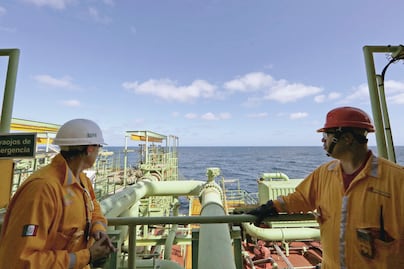 Ducto de Pemex con fuga causa derrame en el Golfo de México; descarta afectación a personal o playas