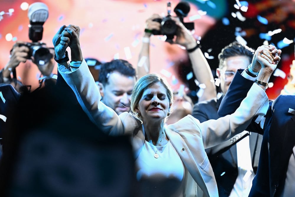 Laura Fernández, del partido oficialista Pueblo Soberano, celebra su triunfo en las elecciones del domingo 1 de febrero de 2026 en Costa Rica. FOTO: MARVIN RECINOS. AFP