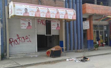 Maestros queman papelería y propaganda en Oaxaca