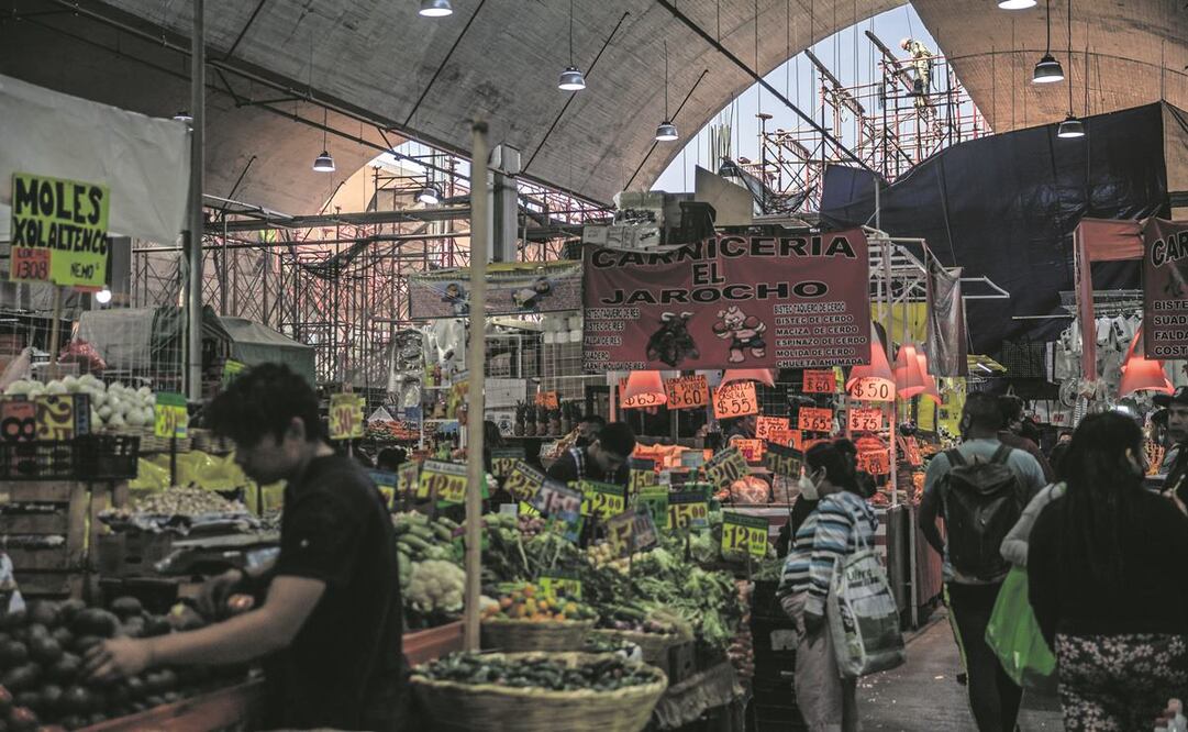 Los trabajos de reconstrucción en el Mercado de la Merced delimitan algunas actividades comerciales de la parte que no resultó afectada en el incendio de 2019. Fotos: Germán Espinosa/ EL UNIVERSAL.