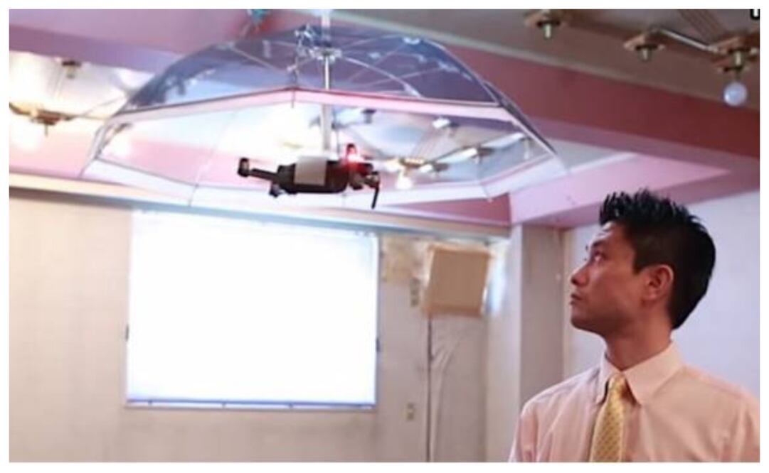 Este paraguas volador sigue automáticamente a su propietario