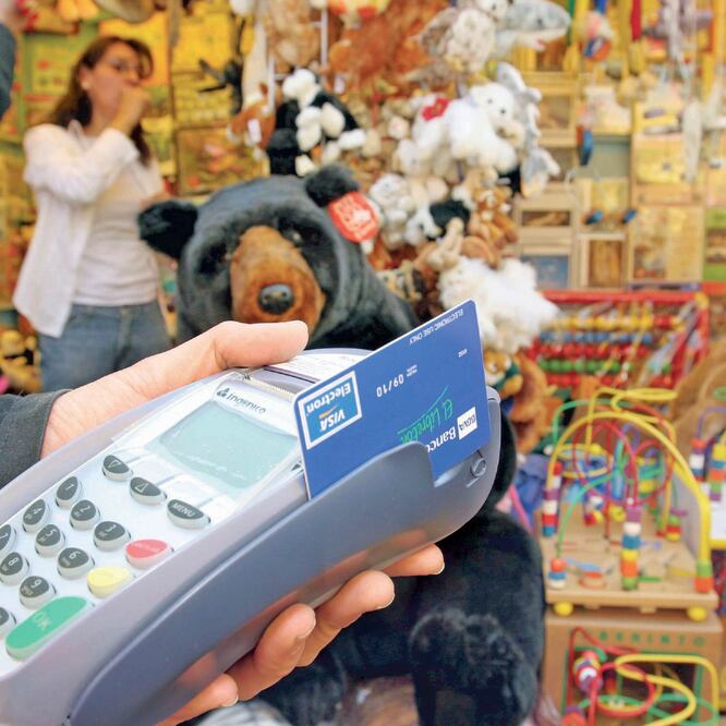 Alcance. En 2017, las operaciones con tarjeta alcanzaron 1.7 billones de pesos, según datos citados por Cofece. ARCHIVO EL UNIVERSAL