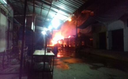 Incendio en mercado daña 200 locales en Guerrero